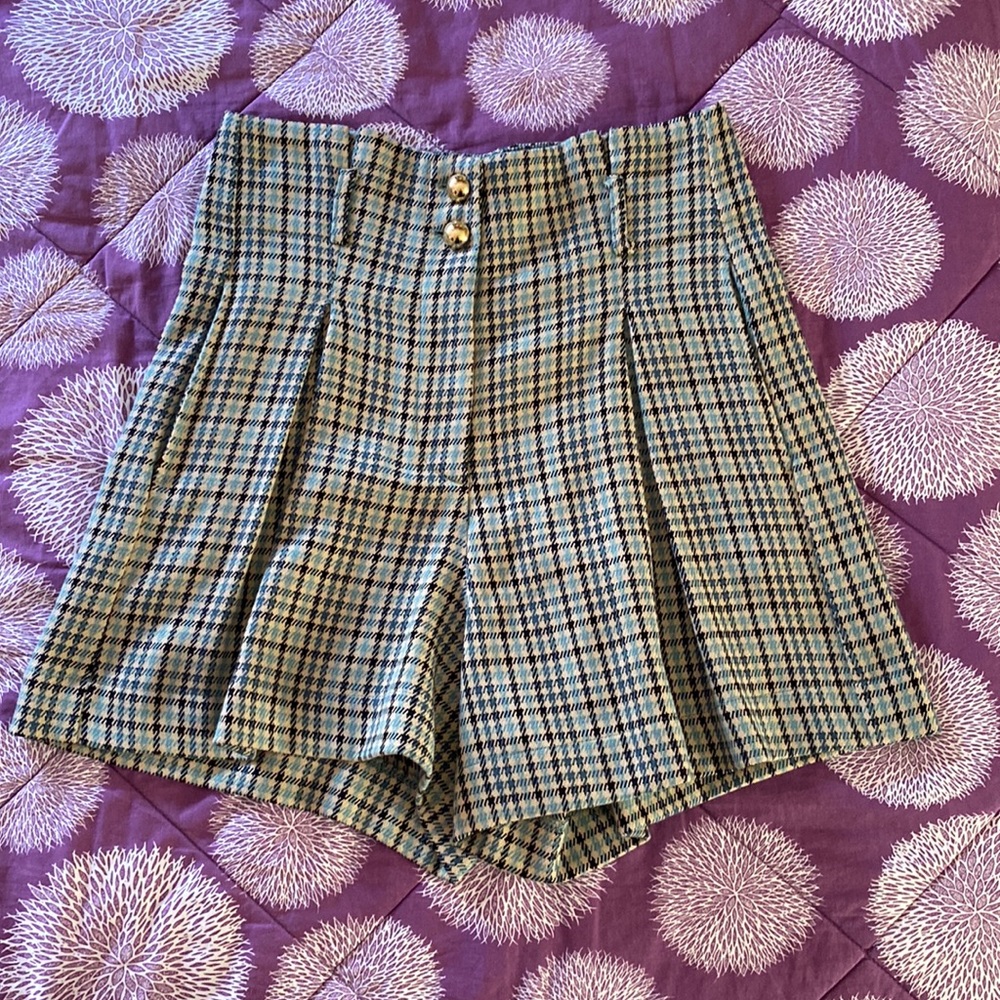 Barely worn like NEW Pinko MADE IN ITALY plaid design shorts in size 40
